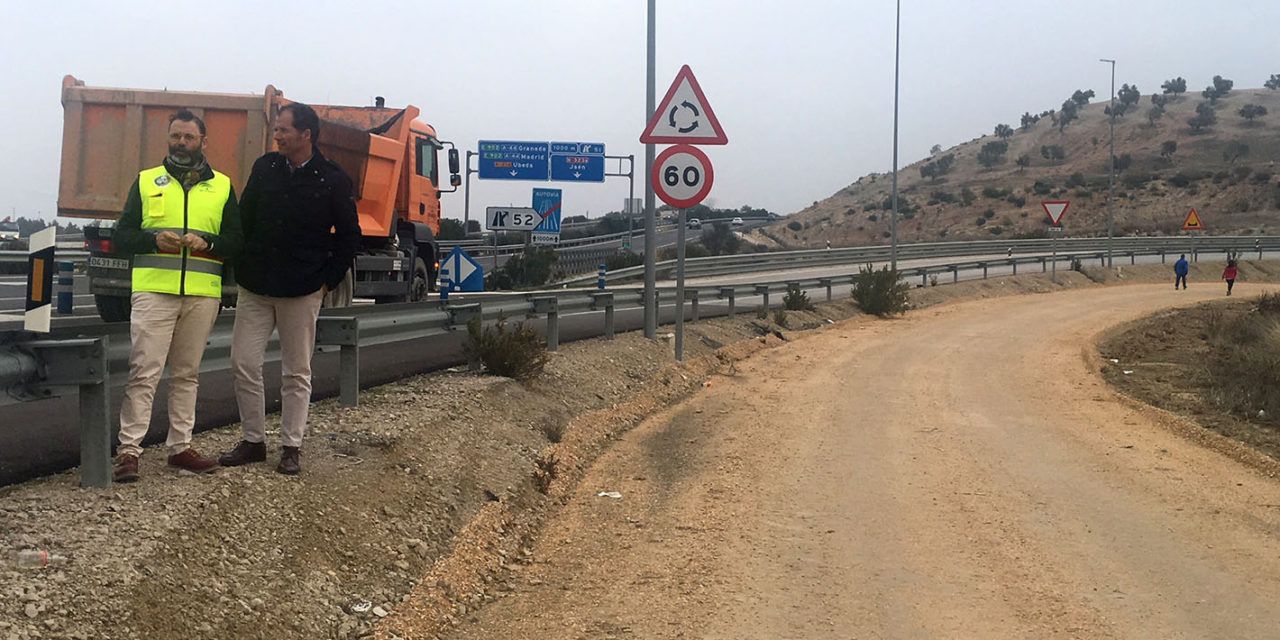 La Junta realiza labores de seguridad vial en distintos tramos de las vías de servicio de la Autovía del Olivar