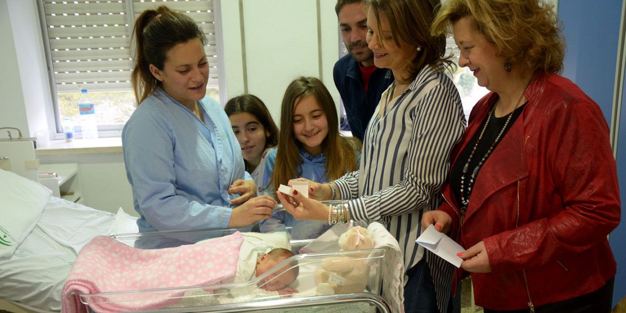 Los hospitales públicos regalan una aceituna de plata a las  madres de los once bebés nacidos el Día de Andalucía-2018