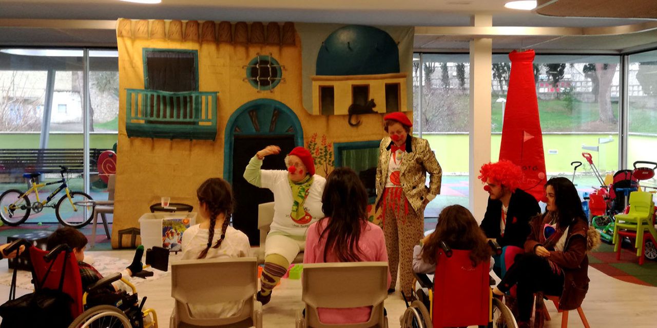 Los menores ingresados en el Complejo Hospitalario de Jaén han disfrutado de una representación teatral cómica 