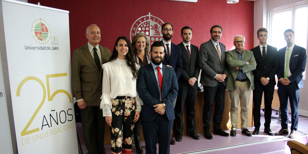 Estudiantes del Aula de Debate de la Universidad de Jaén analizan la evolución de la UJA en sus 25 años
