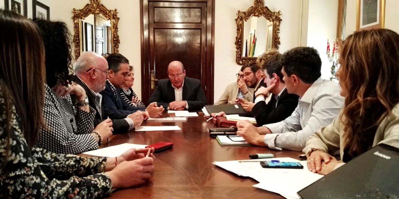 Javier Márquez aborda los criterios para la ejecución del DUSI con el equipo de Gobierno