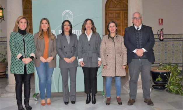 La presidenta del Parlamento andaluz visita la Delegación del Gobierno para estrechar la cooperación institucional