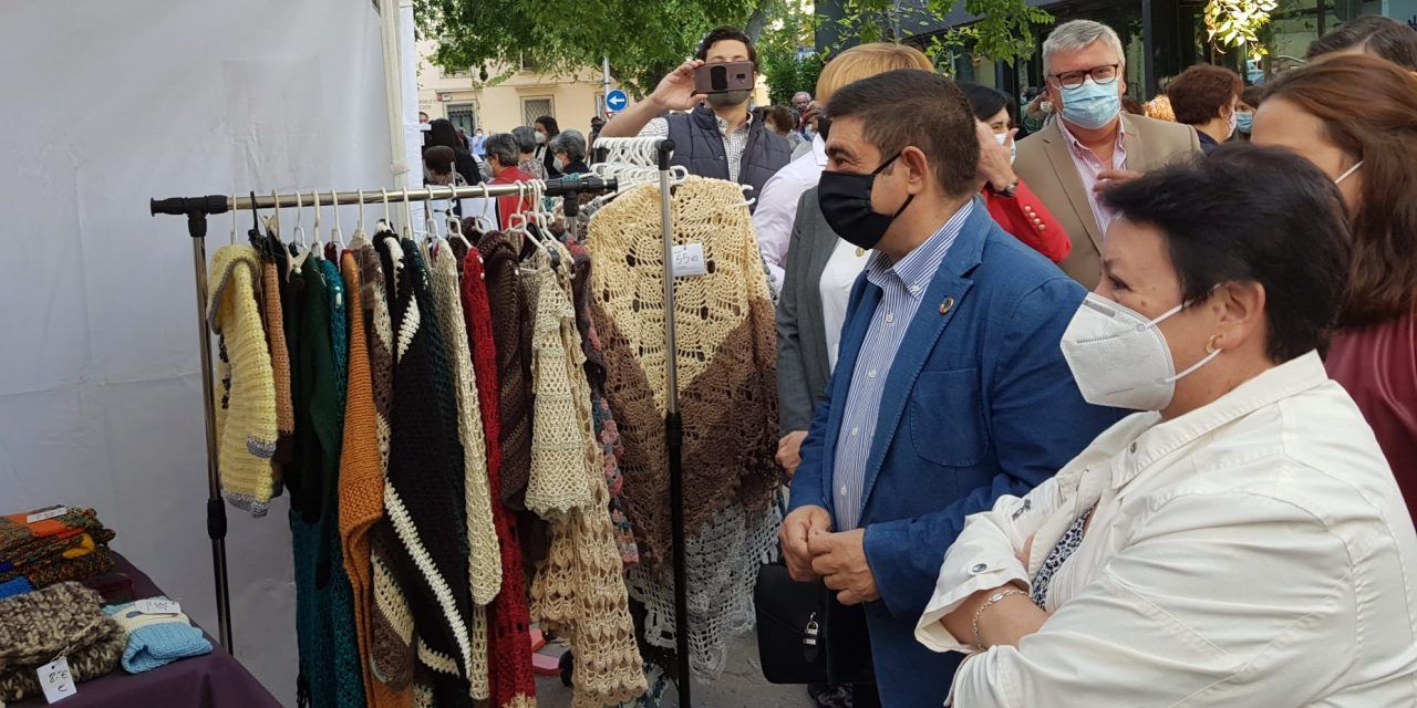 Una decena de mujeres rurales exponen en Jaén Artesana, una muestra en la que colabora la Diputación