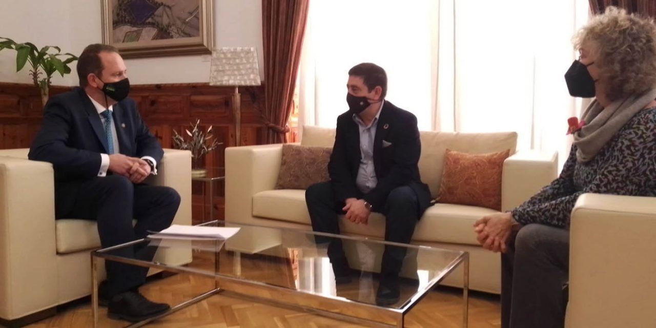 El presidente de la Diputación recibe en el Palacio Provincial al rector de la Universidad Internacional de Andalucía