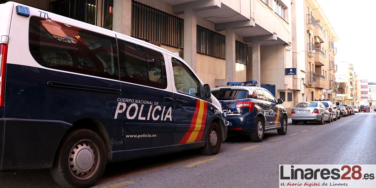 SUCESOS LINARES | La Policía Nacional detiene en Linares a un joven por el robo en el interior de tres vehículos