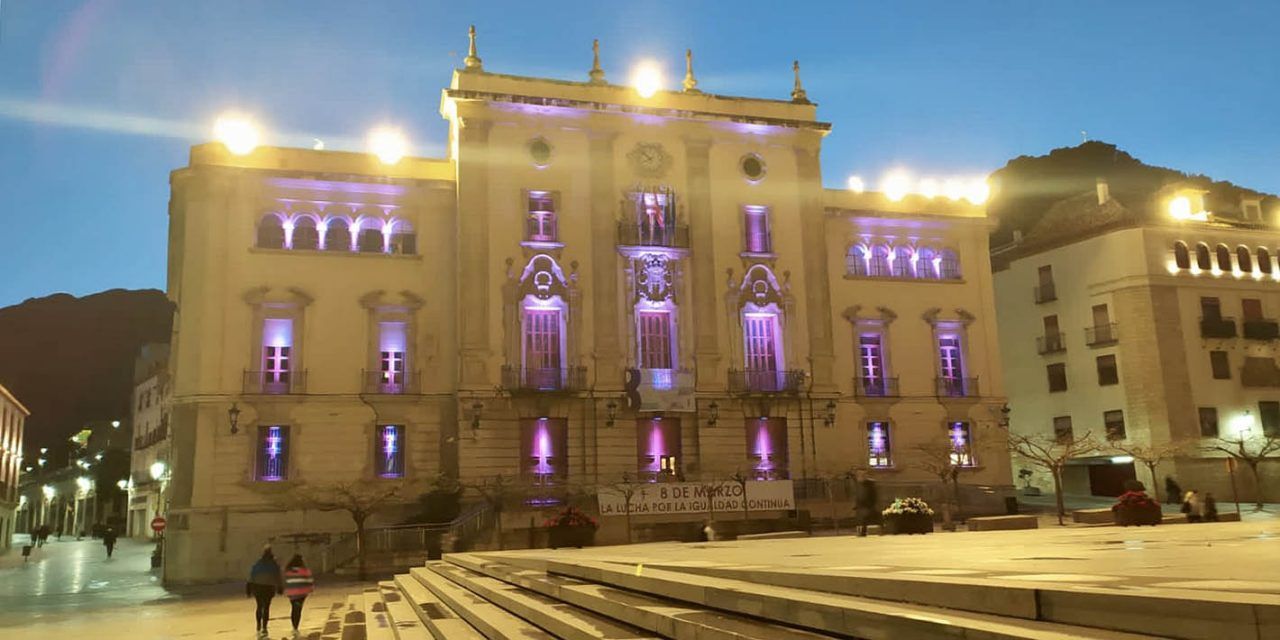 FOTONOTICIA | El Ayuntamiento de Jaén estrena iluminación fachada a color con motivo del 8M