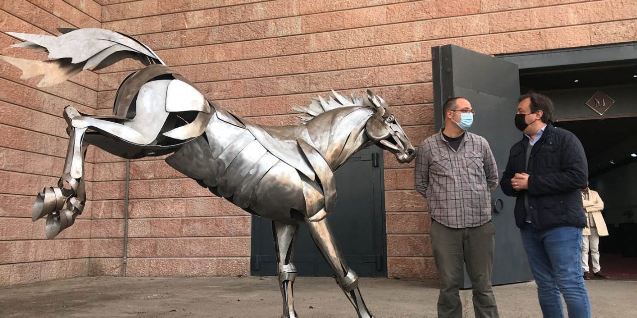 La sala Moneo abre sus puertas con una asombrosa exposición de forja artística del mundo animal del escultor José Miguel Pino