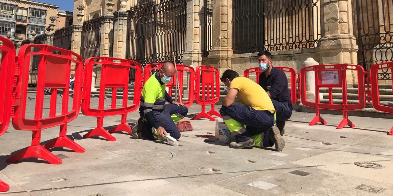 El Ayuntamiento da los últimos toques a las fuentes de la Plaza de Santa María con la colocación de las piezas decorativas en la superficie