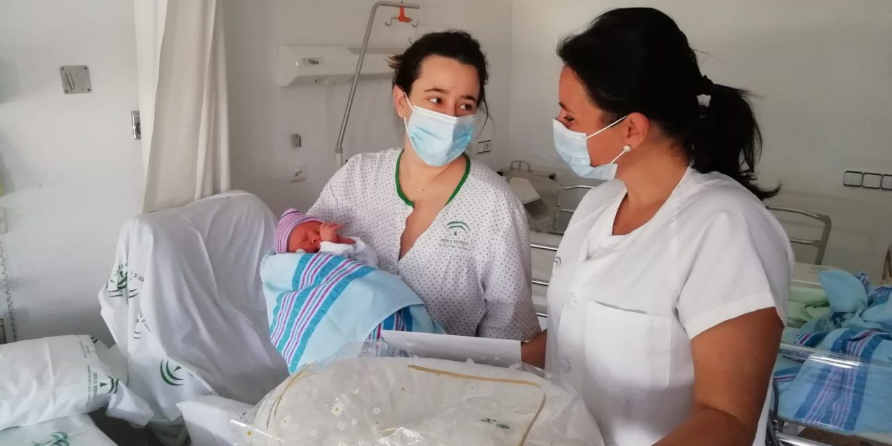 Los hospitales jiennenses obsequian a las 11 madres de los bebés nacidos el Día de Andalucía