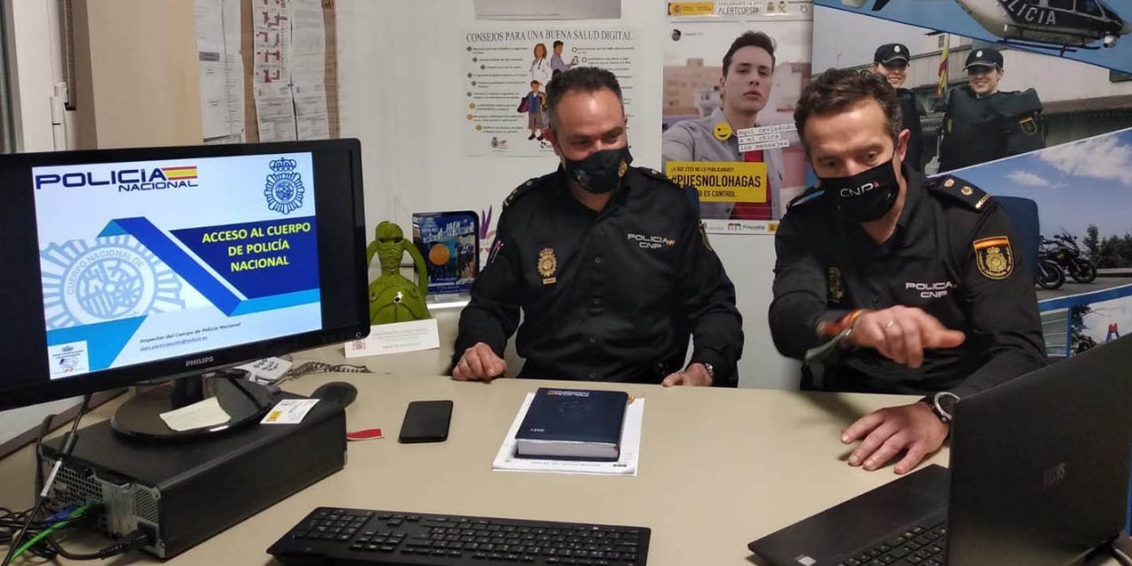 La Policía Nacional de Jaén imparte una jornada de orientación profesional a los alumnos de la Facultad de Derecho de la Universidad de Jaén