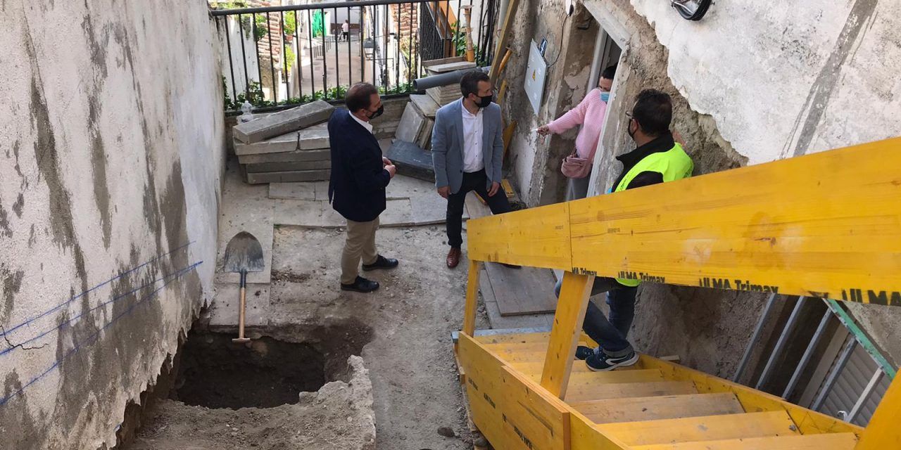 El Ayuntamiento realiza obras para acabar con las filtraciones y garantizar el acceso a través de una escalera a las viviendas de la calle Manuel Ruiz Córdoba