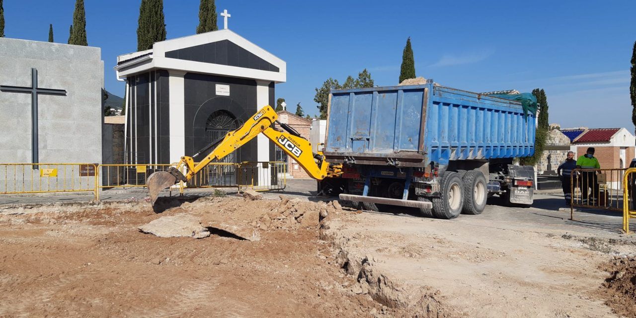 El Ayuntamiento construye 368 nichos y 168 columbarios en el Cementerio de San Fernando y continúa con la labor de reparación de las cubiertas en el de San Eufrasio