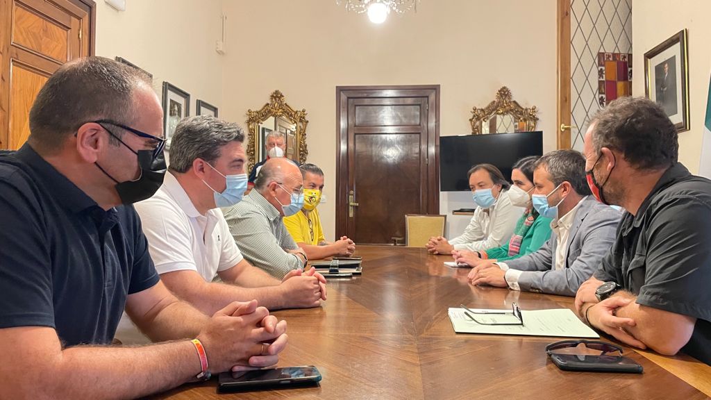 El Ayuntamiento refrenda su compromiso con el Jaén Paraíso Interior FS con el primer acuerdo de patrocinio municipal