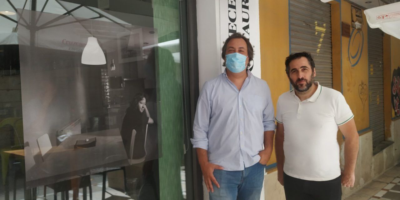 El Ayuntamiento inaugura la exposición de de fotografías de Óscar Fernández con instantáneas de grandes actores y actrices del cine español y latinoamericano en 13 establecimientos hosteleros del centro de Jaén