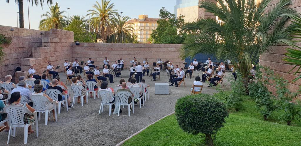 Los jardines del edificio Moneo se abren al público para celebrar un concierto de la Banda municipal de Jaén dedicado al gran compositor de operetas y zarzuelas, Amadeo Vives