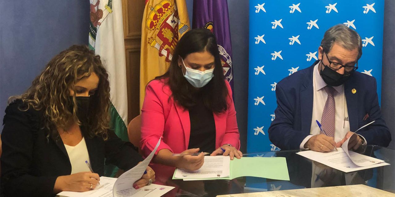 El Ayuntamiento, la Agrupación de Cofradías y la Fundación La Caixa rubrican su compromiso con la educación a través de un convenio para facilitar material escolar a familias con necesidades