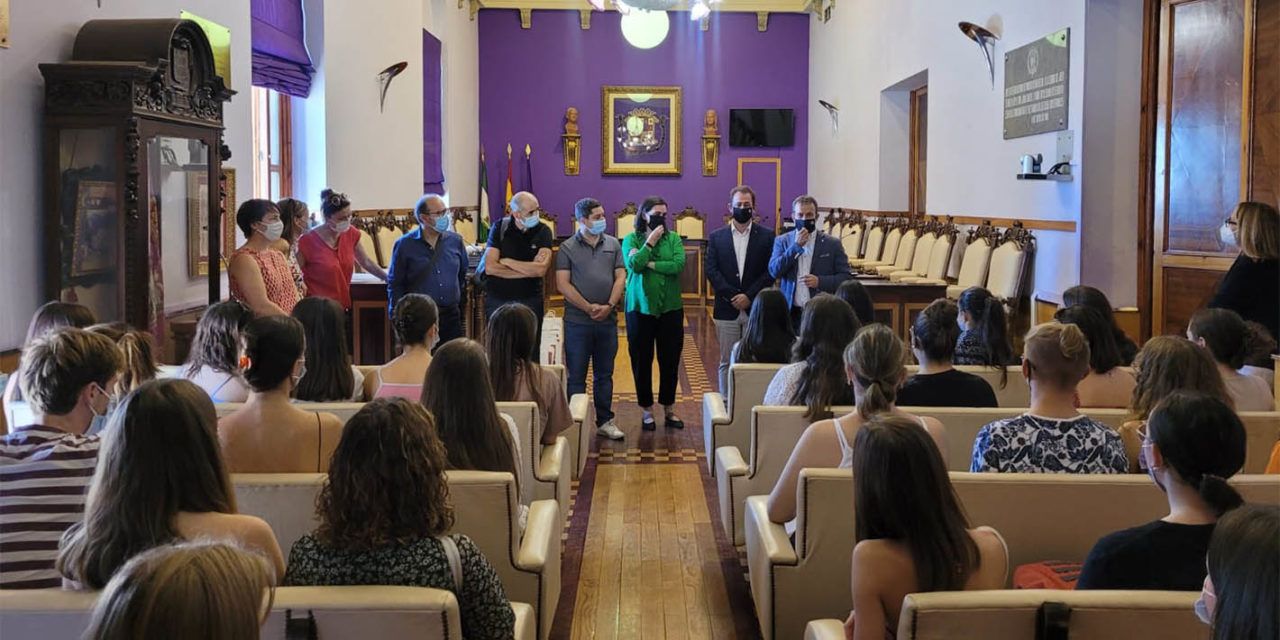 53 estudiantes franceses, adscritos al Instituto Virgen del Carmen de la capital visitan el Ayuntamiento de Jaén