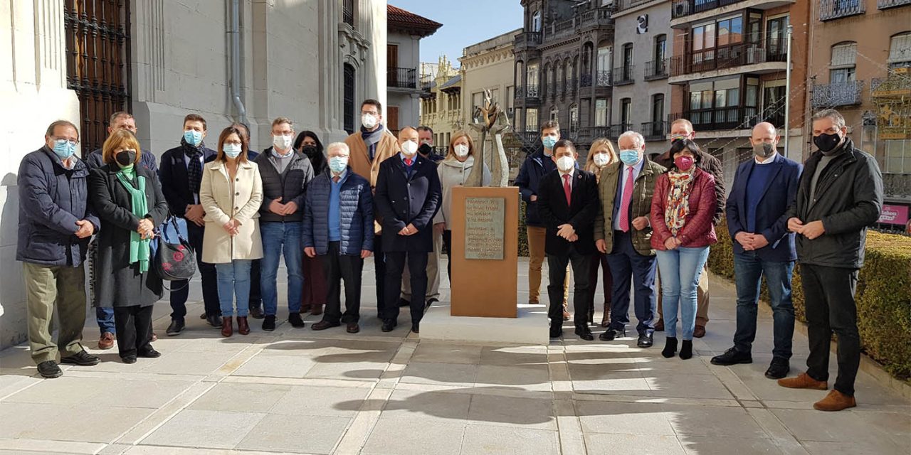 Diputación homenajea a los colectivos esenciales durante la pandemia con una escultura en la lonja del Palacio Provincial