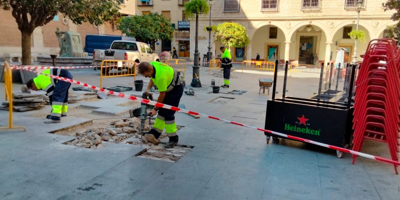 Obras para reponer el enlosado de la Plaza Deán Mazas