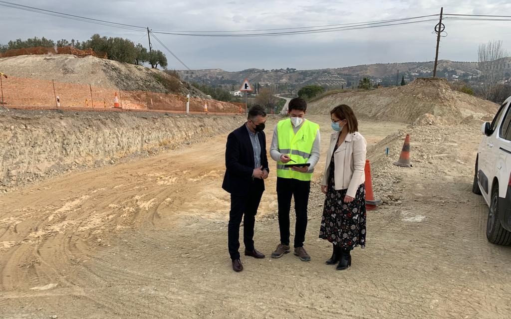 La Diputación Provincial de Jaén está invirtiendo 193.000 euros en la construcción de una rotonda en la carretera JA-3102 que une Jaén capital con Puente Tablas