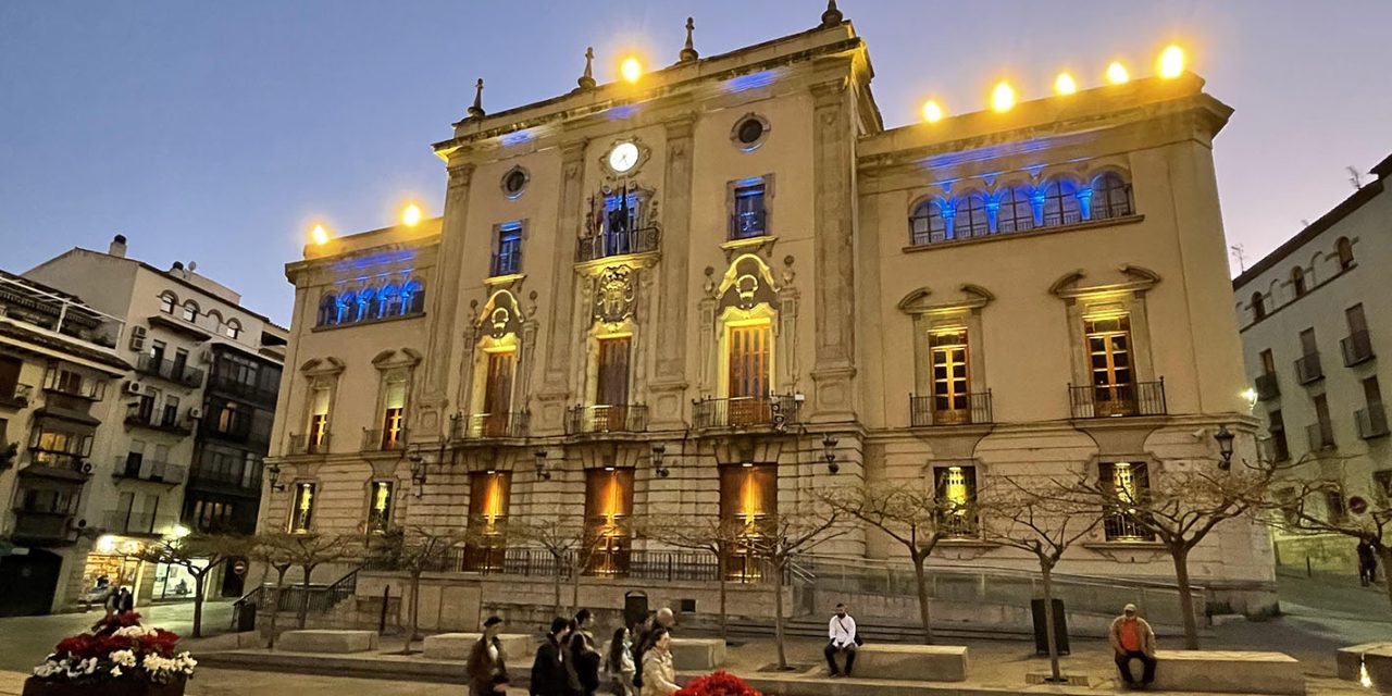 El Ayuntamiento de Jaén ilumina su fachada com los colores de bandera Ucrania para pedir fin de la invasión rusa