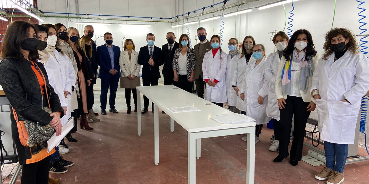 El Ayuntamiento destaca las posibilidades de contratación de las quince alumnas que participan en el curso de maquinista de confección industrial, una actividad con un gran potencial de crecimiento empresarial