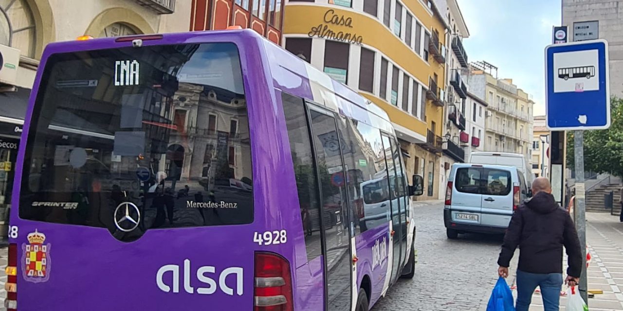 El Ayuntamiento y ALSA lanzan el pago con móvil para comprar los billetes sencillos y de servicios especiales de autobús urbano