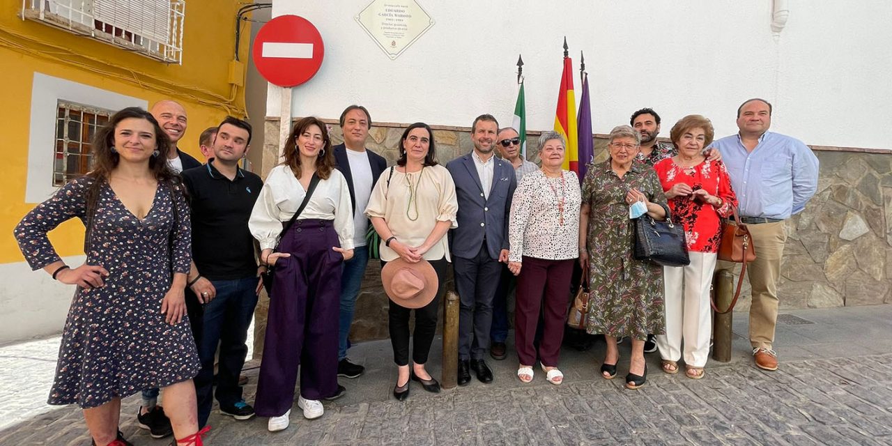 El Ayuntamiento recuerda la aportación al cine internacional del prestigioso director y productor jiennense Eduardo García Maroto con una placa en la calle que lo vio nacer, en el Barrio de la Merced