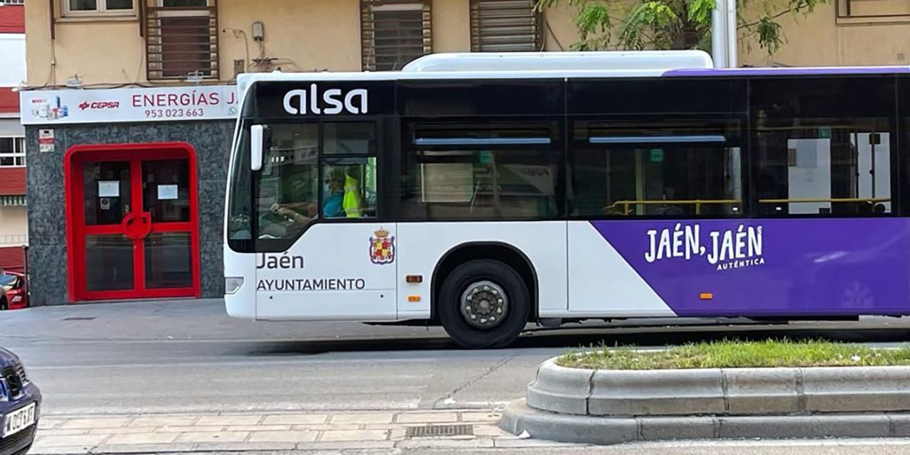 La subdelegada señala que el Mitma ha concedido 328.000 euros al Ayuntamiento de Jaén para garantizar el descuento del 30 por ciento en el autobús urbano