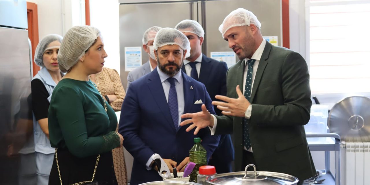 Manuel Alejandro Cardenete visita el comedor con cocina ‘in situ’ del CEIP Gloria Fuertes de Jaén