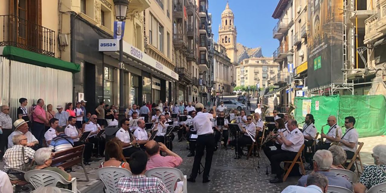 «Siempre Así» y Banda Municipal Jaén llenan de música Jaén y reúnen a varias generaciones n fiestas patronales