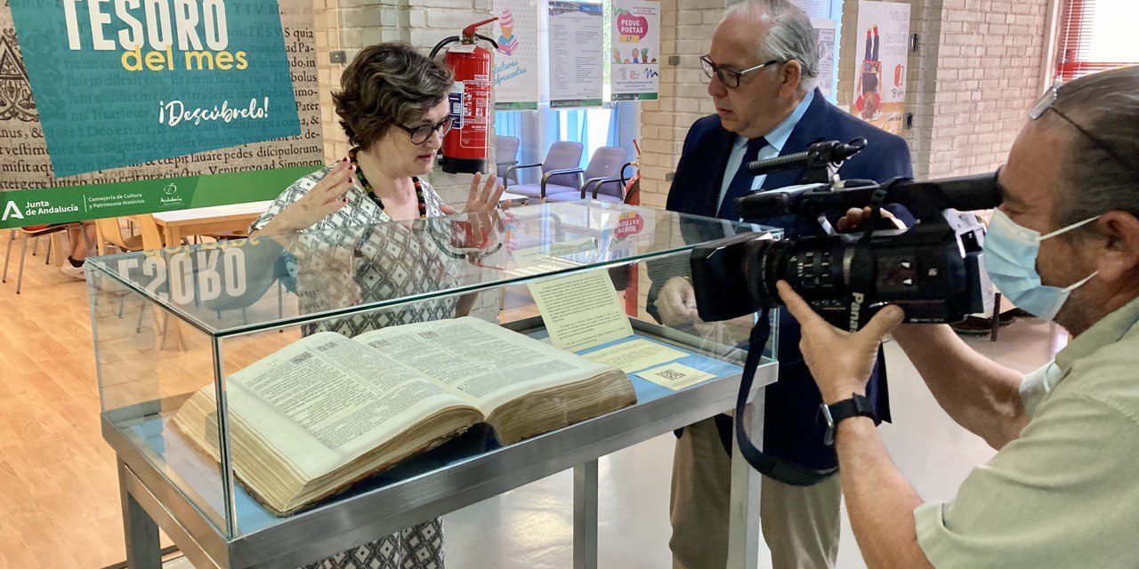 La Biblioteca Pública Provincial de Jaén expone un volumen de la Biblia Regia de Arias Montano