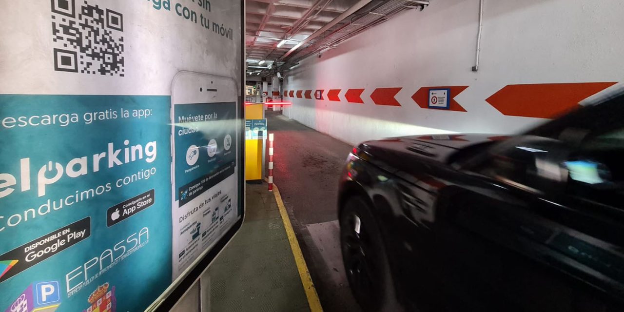 El Ayuntamiento recuerda la disponibilidad de plazas de parking públicos y la posibilidad de su reserva para quienes vayan a visitar mañana «El Mercadillo Nocturno de los Martes»