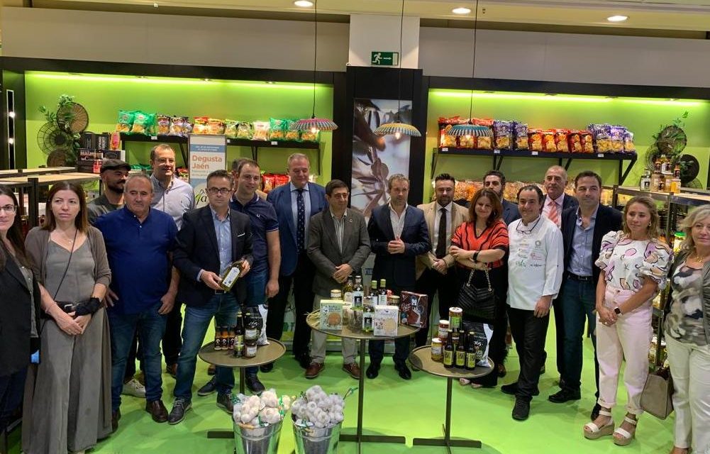 Cerca de 40 empresas Degusta Jaén promocionan sus productos en El Corte Inglés de la capital jiennense