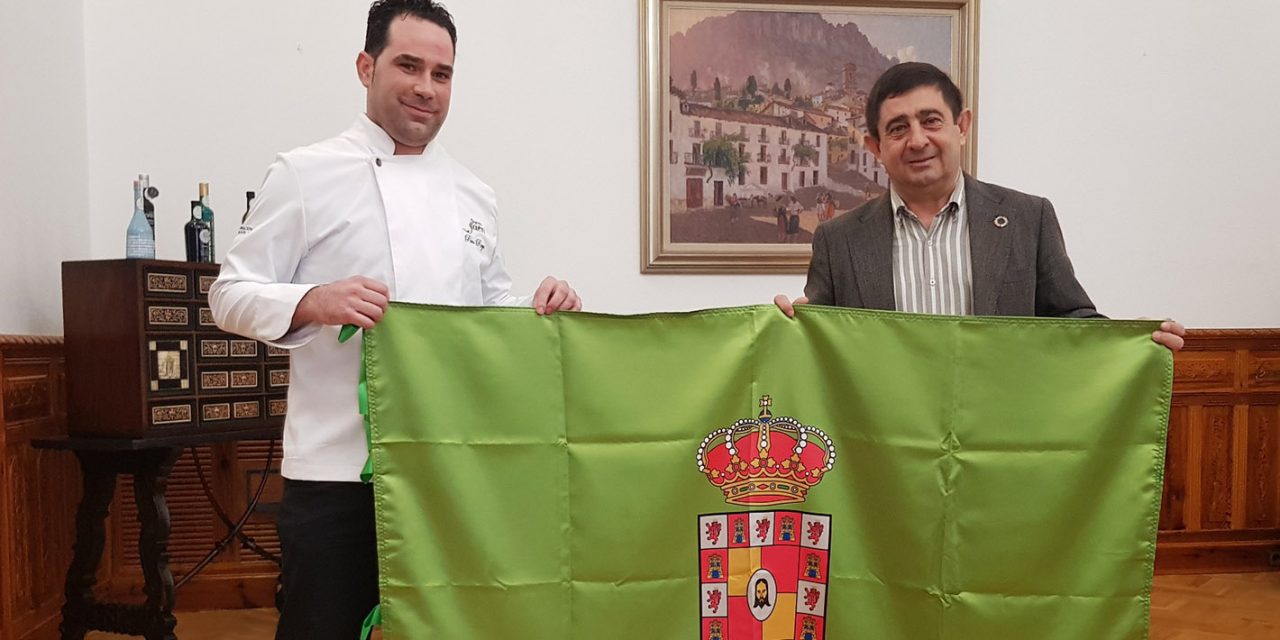 El presidente de la Diputación recibe al cortador de jamón jiennense Paco Reyes