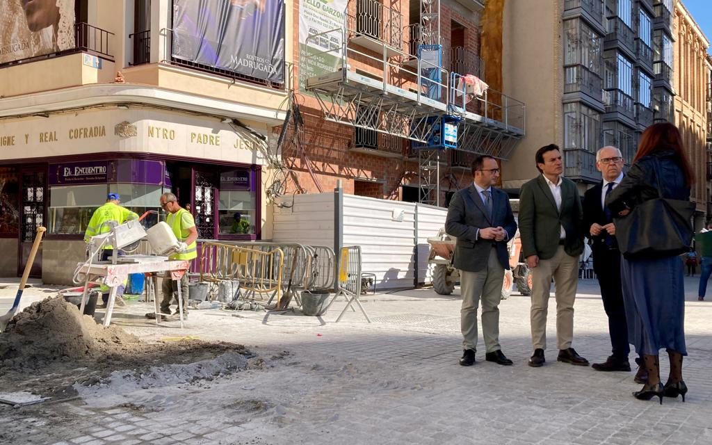 Jesús Estrella visita las obras de mejora del entorno de la Catedral en las que la Junta invierte dos millones de euros