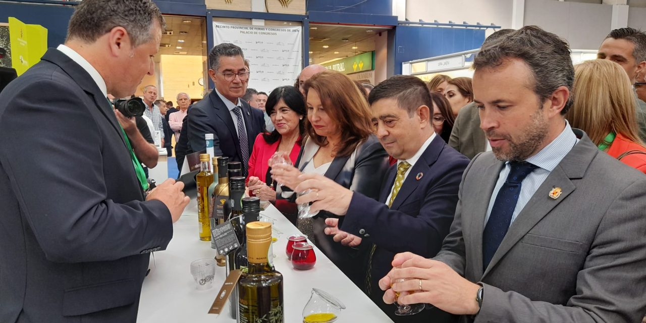 Reyes resalta que la 21ª edición de Expoliva supera las expectativas con 300 estand y más de 1.500 empresas