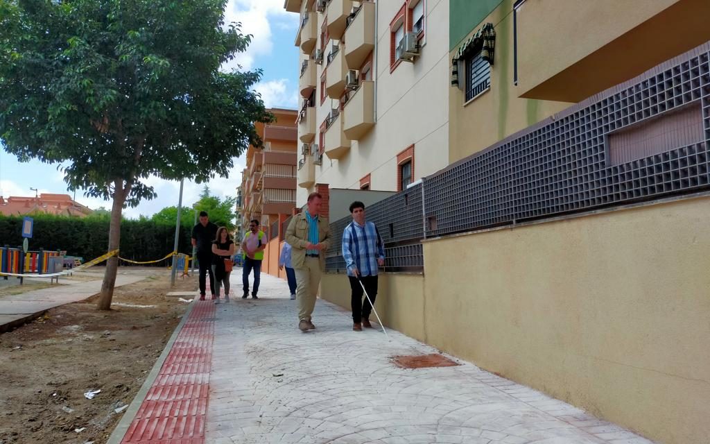 El Ayuntamiento informa de las obras de accesibilidad en la calle Antonio Muñoz Molina para atender la demanda de personas invidentes, que ahora podrán realizar desplazamientos por el barrio de forma autónoma