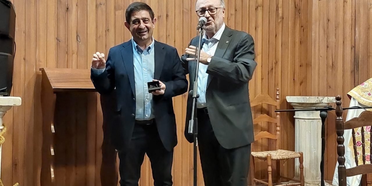 El presidente de la Diputación recibe la insignia de oro de la Peña Flamenca de Jaén