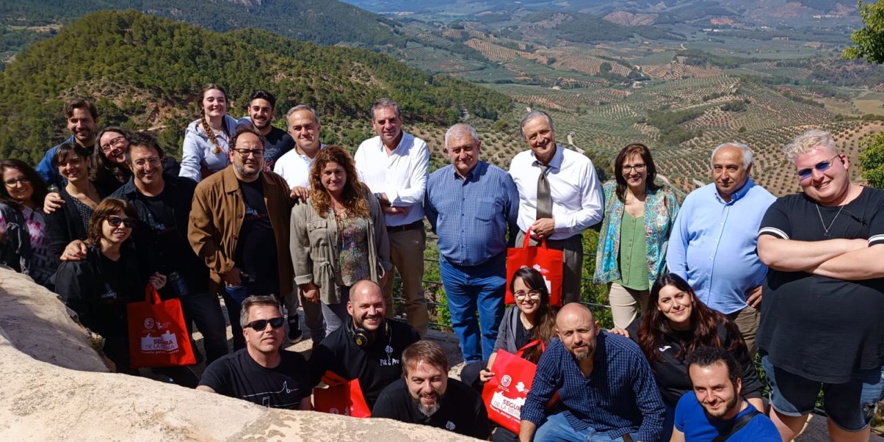 El municipio de Segura de la Sierra acoge el inicio del rodaje de “La sombra del quebrantahuesos”, el nuevo proyecto del cineasta Luisje Moyano