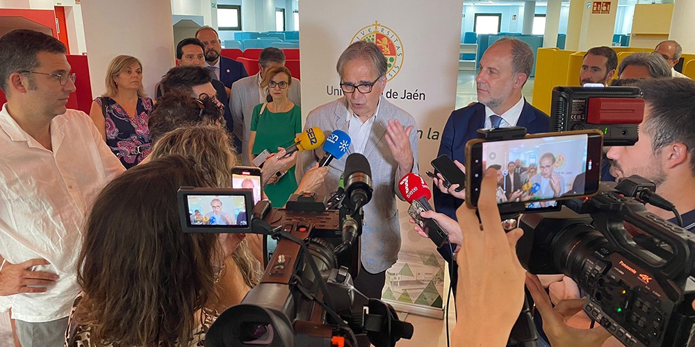 El ministro de Universidades Joan Subirats alaba los logros de la UJA en sus 30 años de historia