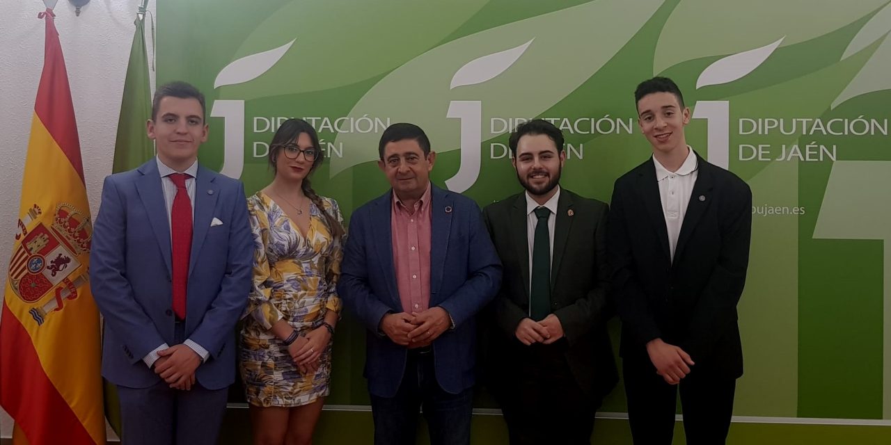 El presidente de Diputación recibe a estudiantes de la UJA que han participado en la Liga Española de Debate Universitario