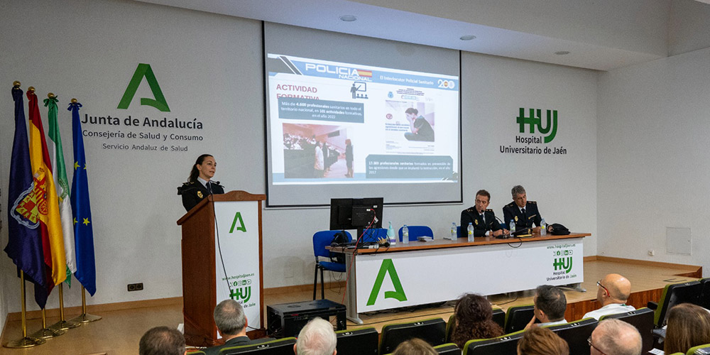 El Hospital de Jaén aborda la prevención de agresiones al personal con la Policía Nacional