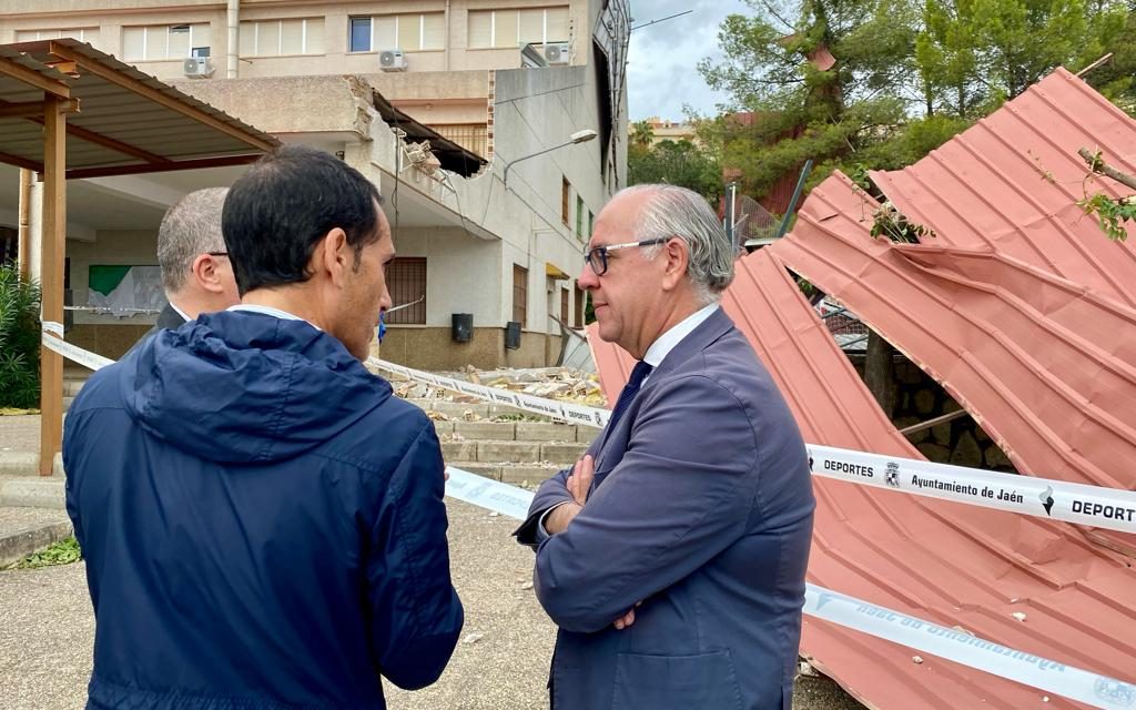 Jesús Estrella supervisa los daños producidos por el temporal en el IES Fuente de la Peña