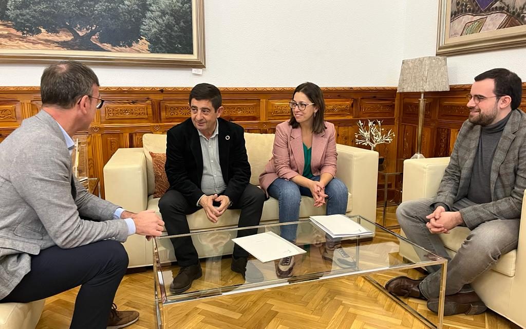 Francisco Reyes recibe al Jaén Club Baloncesto, equipo patrocinado por la Diputación de Jaén