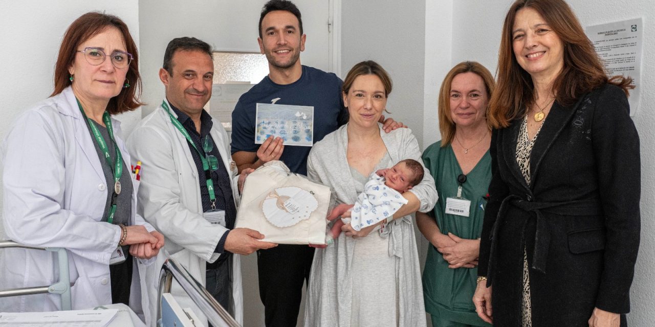 Los hospitales de Jaén obsequian a las ocho madres de los nacidos el Día de Andalucía