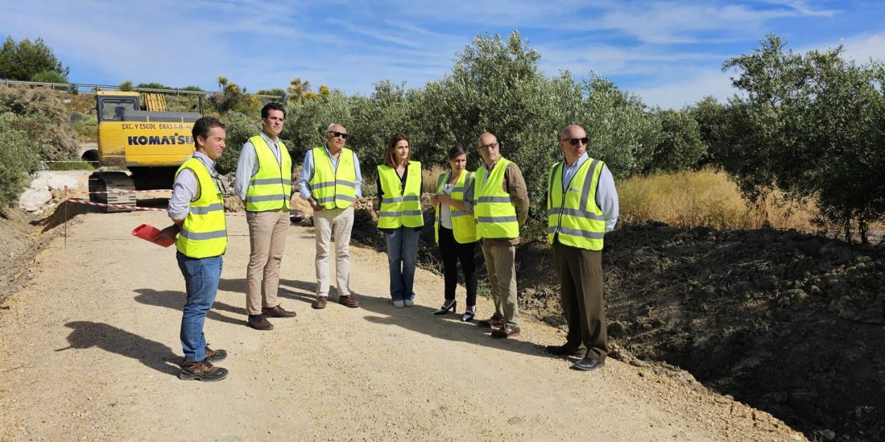 Soledad Aranda realiza una visita técnica a las obras del camino rural ‘Carril de los Coches’