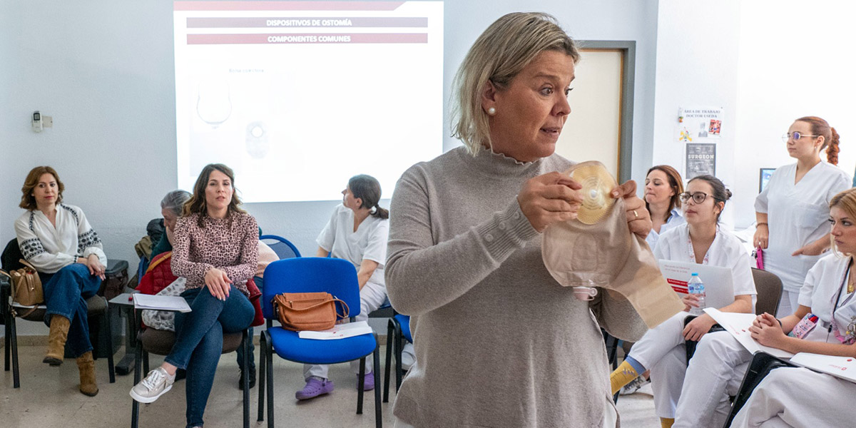 Enfermeras del Hospital de Jaén organizan talleres sobre cuidados a personas con ostomía