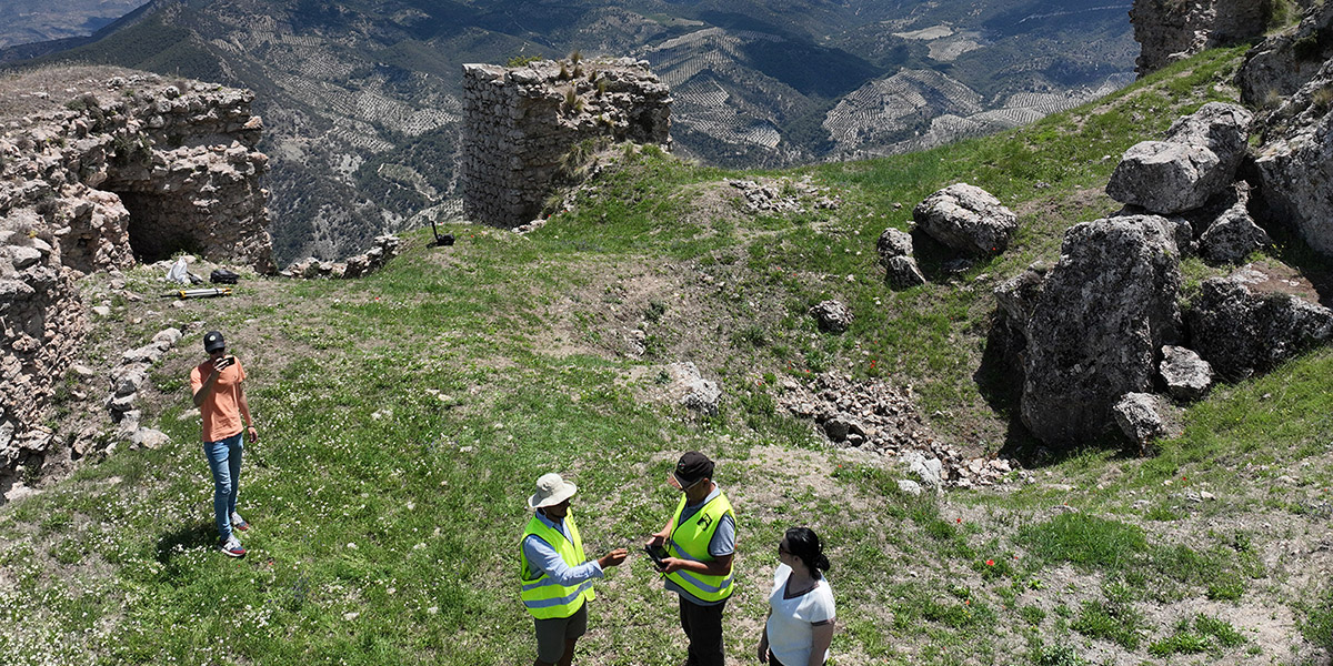 Investigadores de la UJA evalúan el estado de conservación del Castillo de Puerta de Arenas mediante el uso de drones