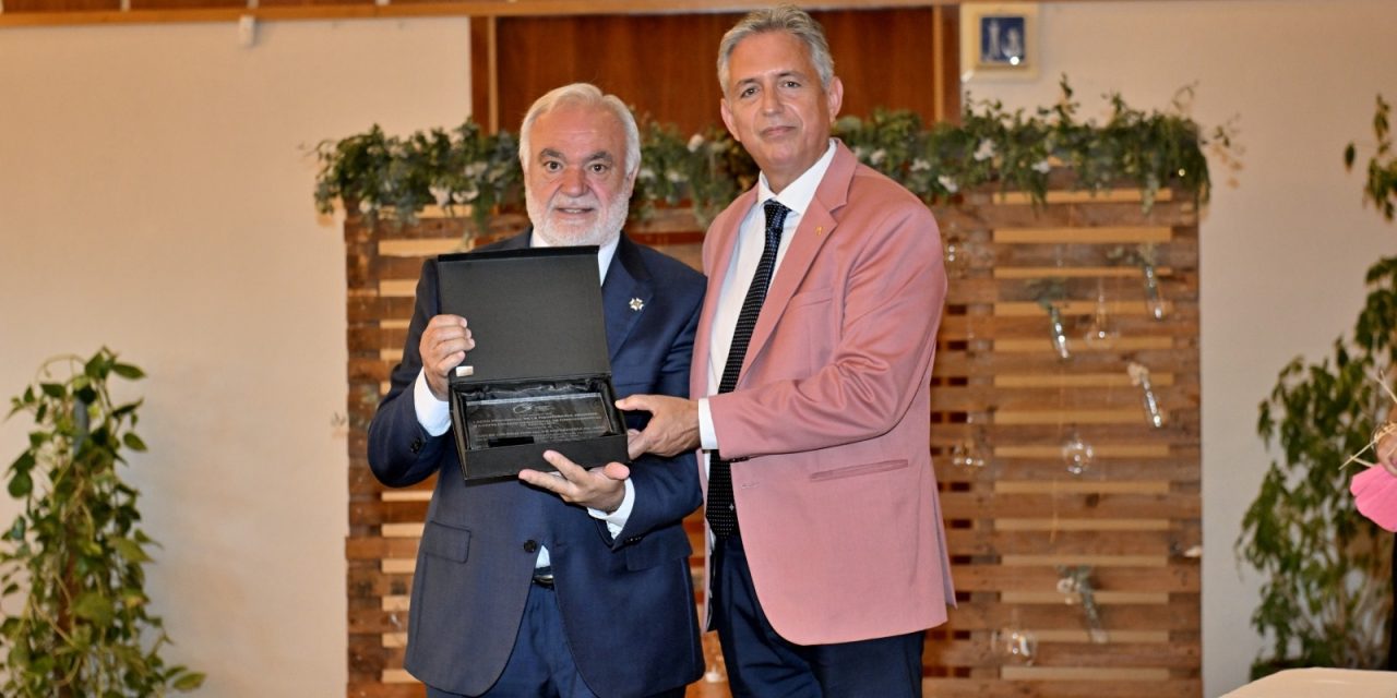 El Colegio de Enfermería de Jaén recibe el Premio al Compromiso y Promoción con la Fisioterapia